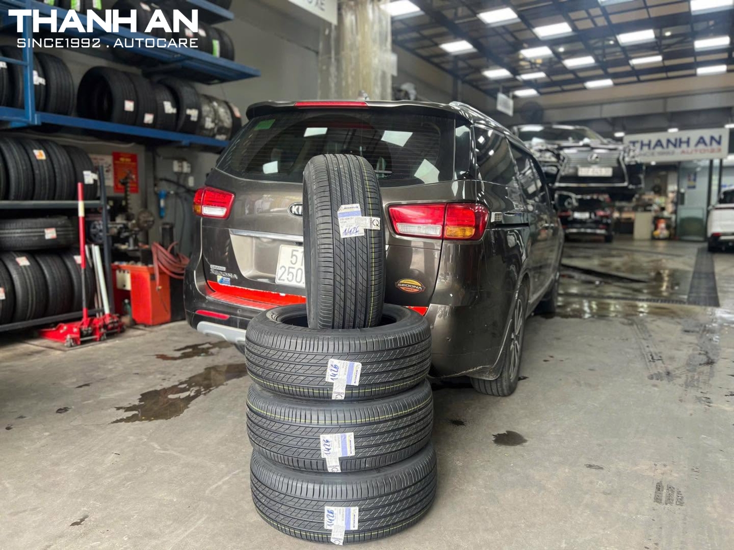 Kia Sedona thay lốp Michelin 235/60R18 Primacy 3ST (Thái Lan)
